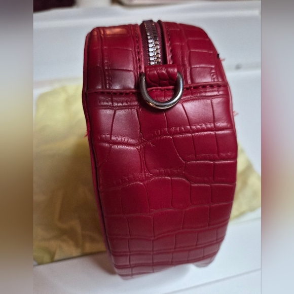 Elegant Heart-Shaped Crossbody Bag in Red - Picture 8 of 8